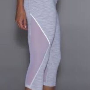 Excellent Condition Lululemon Speed Up Crop 21 in- Size 8